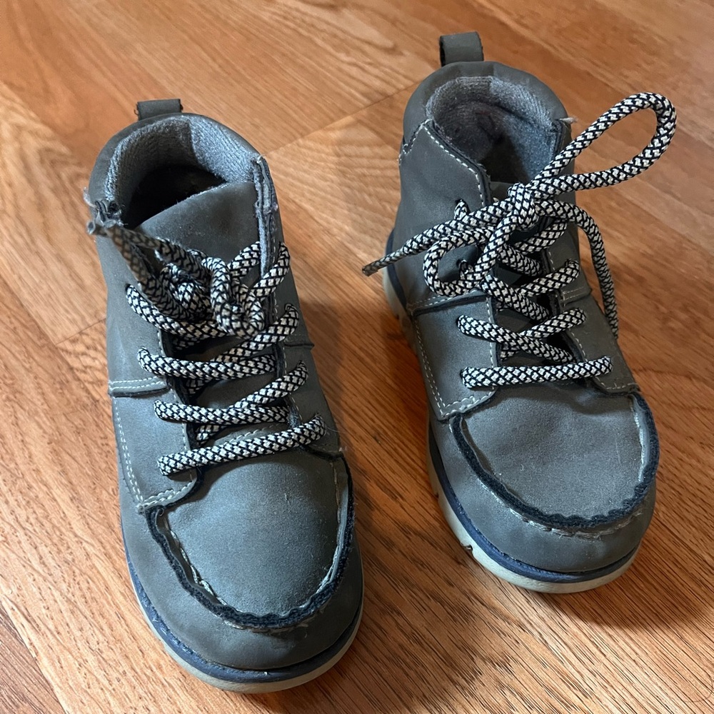 Toddler boots: US Size 9. Used. Oshkosh brand. Great Condition.